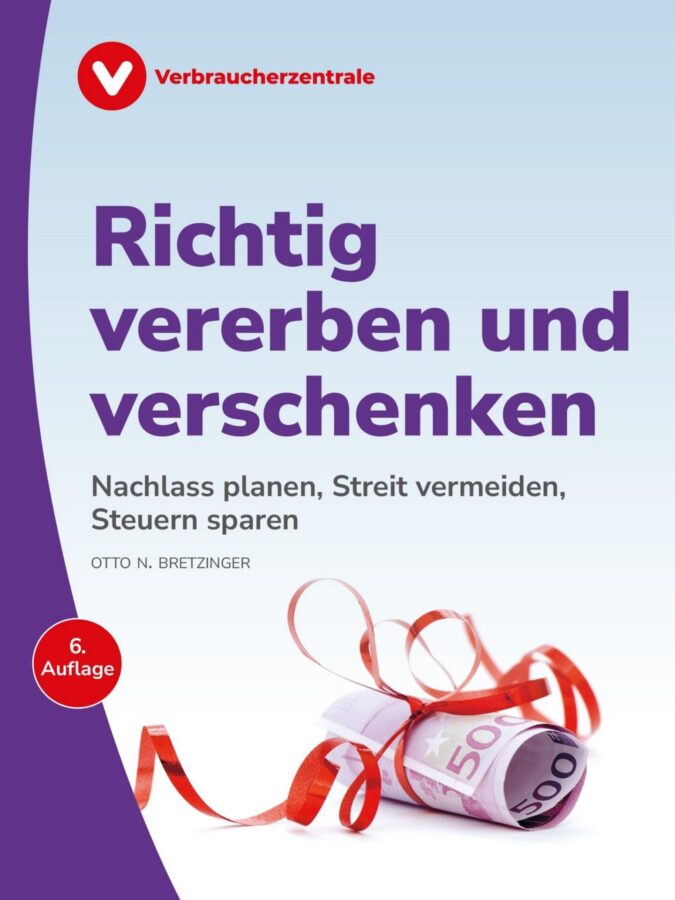 Buchcover "Richtig vererben und verschenken" der Verbraucherzentrale, dazu gerollte 500-Euro-Scheine mit rotem Band