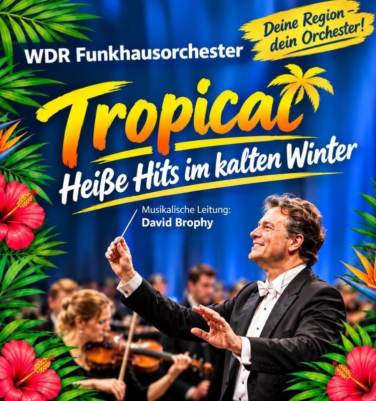 David Brophy dirigiert lächelnd das WDR Funkhausorchester, umgeben von tropischen Blättern und Hibiskusblüten