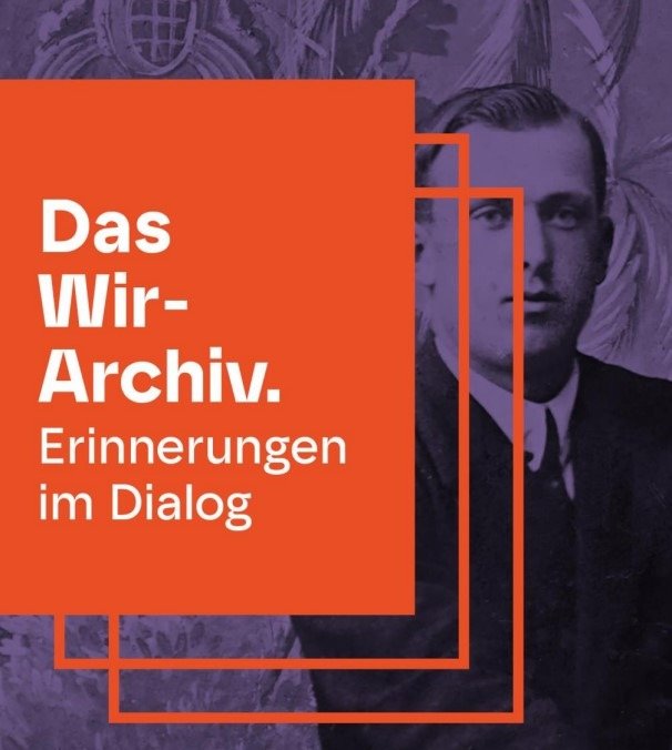 Mann in Anzug vor historischem Hintergrund, links großer orangefarbener Kasten mit dem Text 'Das Wir-Archiv.